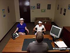 Zwei Studentinnen überraschen Schulleiter mit Blowjob in seinem Büro