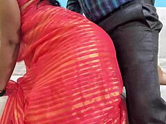 Rijpe milf in roze sari wordt gedomineerd door jonge knapperd