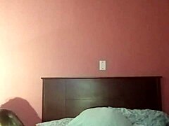 Mama MILF se bucură de un penis monstru într-un videoclip făcut acasă