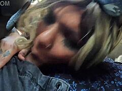 Olgun Brezilyalı MILF Alexia Ferraz, arkadaşlarıyla arabada kalın bir sakso çekiyor