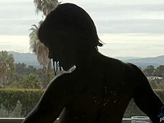 Ana Foxxx, den långa svarta MILF-modellen, klär av sig och frossar i ett varmt bad