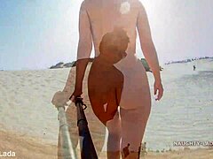 Mamma si spoglia fino al fondo del bikini sulla spiaggia pubblica