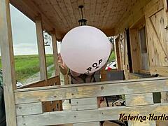 Милф с естествени цици смуче балон до огромни размери и го кара да избухне