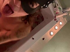 Teenagepige modtager naboens tissebad og giver ham et blowjob, mens hun modtager hans sperm i ansigtet i POV