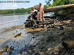 Een wulpse vrouw raakt intiem met haar man in de modder tijdens een natuurwandeling - met Becky Tailorxxx