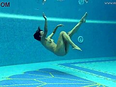 Sasan, a lenyűgöző európai MILF, erotikus víz alatti felvételeket készít