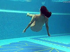 Sazan, ohromujúca európska MILFka, natáča erotické zábery pod vodou