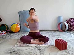 Aurora Willows conduce o clasă de yoga pentru femeile mature