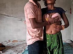 Indyjska dziewczyna cieszy się ostrym seksem analnym w okolicy wioski
