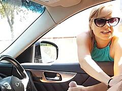 Zvodná zrelá žena objaví, ako sa teší v aute a pomôže mu dosiahnuť vyvrcholenie