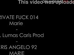 Cris Angelos professionelle Leistung im LMC Prod Studio mit Maries analer Selbstbefriedigung