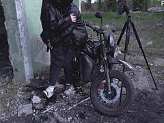 Une russe mature fait une fellation dans un vieux quartier de construction