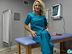 Enfermeira madura420 se satisfaz com brinquedos sexuais no trabalho