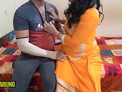 Istri rumah tangga Punjabi yang dewasa menggoda anak tirinya dengan celana pendek nakal dan blowjob yang berani