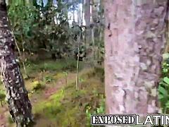 Alman bir milf, ormanda büyük yaraklı komşusu tarafından beceriliyor