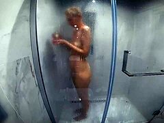 Hjemmelaget video af en tynd milf med naturlige bryster, der tager et brusebad