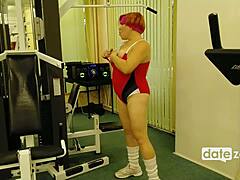 Uma mulher europeia gorda é lambida e fodida pelo treinador