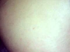 Une latina amateur se fait pénétrer l'anus par une grosse bite noire