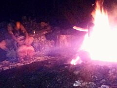 Amatérský pár si užívá pozdního nočního ohně