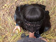 MILF amateur devient coquine dans la forêt d'automne avec de l'urine sur la bouche et les cheveux