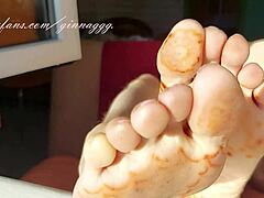 Video di feticismo del piede fatto in casa con i tacchi perfetti e i piedi sporchi della tua padrona