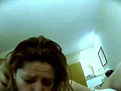 Η ξανθιά ερασιτέχνης χορταίνεται από σκληρό σεξ στο δωμάτιο του ξενοδοχείου