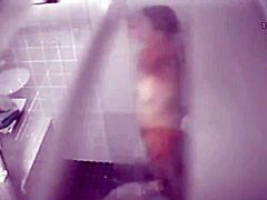 Geplaatste moeder betrapt in de douche met haar bruine lijnen