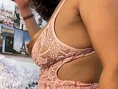Анна Мария, кубинская порнозвезда, дразнит в рваном розовом нижнем белье