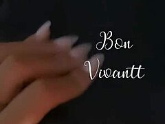Nel video porno, un'amatrice ebano fa un pompino in POV all'amico del marito