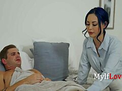 Una MILF tetona dai capelli azzurri sorprende suo figlio mentre si masturba davanti alla sua foto