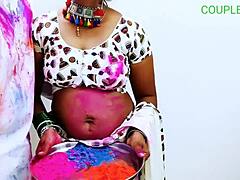 Amatør indisk mor med store bryster bliver kneppet på Happy Holi
