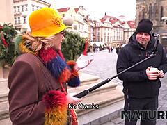 Starší žena si užívá psího stylu s mladým hřebcem v Praze