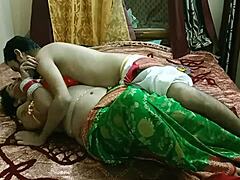 A madrasta indiana e seu estudante adolescente se envolvem em sexo vaginal quente