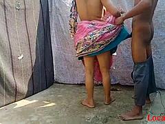 Бенгальская бабби-любительница ведет себя непослушно на веб-камере в розовом сари на праздник Холи