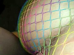 網のランジェリーを着た曲線のある妻とドッグスタイルで激しいセックス