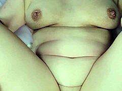 Η ερασιτέχνης σύζυγος με μεγάλο κώλο παίρνει ένα μεγάλο πέος και ένα σπέρμα στο εσωτερικό σε αντίστροφη καουμπόισσα POV