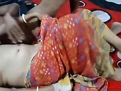Een Indiase moeder in een rode saree heeft hardcore seks met haar vriend op de webcam