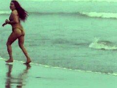 Şehvetli milf tanrıça, sıcak sahnede kumsalda ceketli egzersiz yapıyor