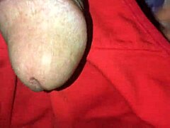 Mi masturbo con il reggiseno dei miei vicini: un video caldo e bollente