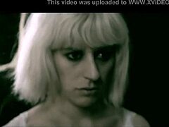 Nora Barcelona, eine Pornostar, in einem Hardcore-Video mit Anal und Sperma