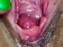Sessão de masturbação sensual de mães amadoras com um close de vagina molhada