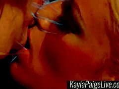 Kayla Paige และ Cristamoore ใส่ชุดชั้นในเพลิดเพลินกับการกระทําแบบเลสเบี้ยน