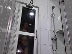 Sensuele milf godin wordt nat en wild onder de douche