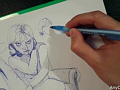Une adolescente sexy aux gros seins et aux fesses utilise un stylo à bille pour un plaisir artistique rapide