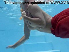 Blond milf s přirozenými prsy předvádí své tělo v bazénu