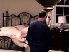 유명 포르노 스타 켈리 메니건 헨슬리는 톱리스 의상을 입고 뜨거운 섹스 장면을 출연합니다