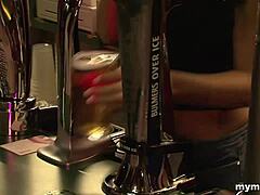 Coups de gorge profonds et sexe en face dans un bar public avec une grosse bite noire
