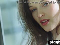Serena Wood, o milf europeană drăguță, se dezbracă și pozează goală într-un videoclip softcore