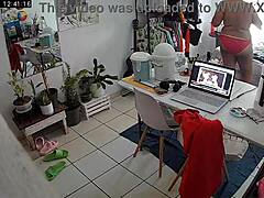 Η μεξικανική μητριά με καμπύλες είναι άτακτη στην κρυφή κάμερα ασφαλείας
