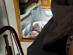 Nevlastní matka milf má sex se svým nevlastním synem ve vlaku